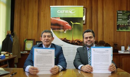 CATIE e INTA firman convenio para fortalecer la investigación y la formación profesional del sector agropecuario de Costa Rica